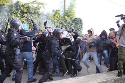 Renzi a Brescia: scontri tra polizia e antagonisti 14