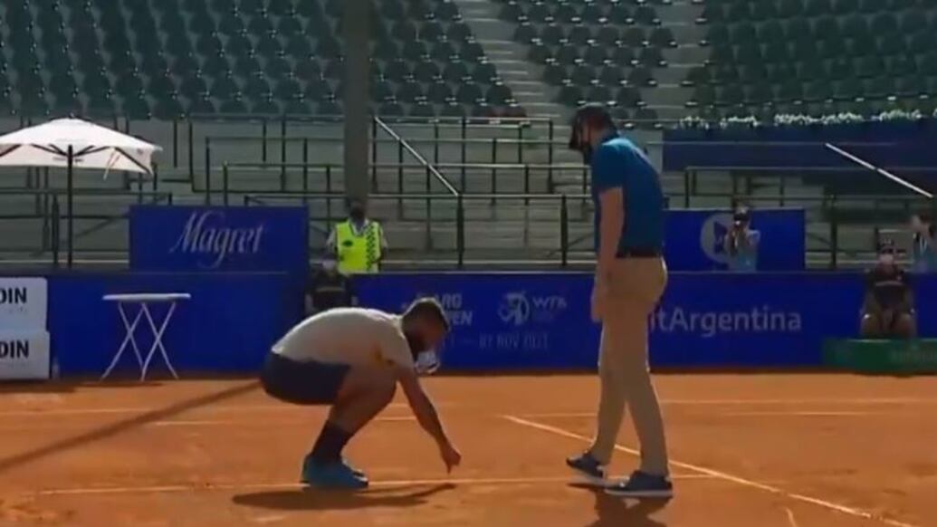 Paire choc: insulta l'arbitro e sputa. Poi ai fan: "Guadagno 8 milioni..."