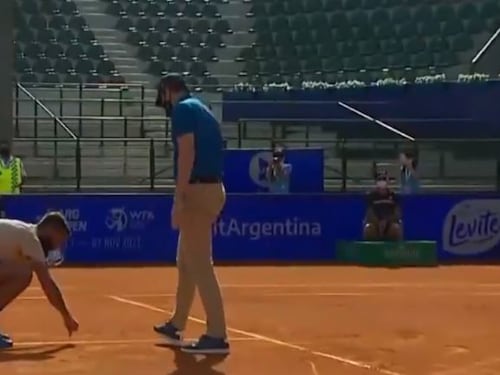 Paire choc: insulta l'arbitro e sputa. Poi ai fan: "Guadagno 8 milioni..."