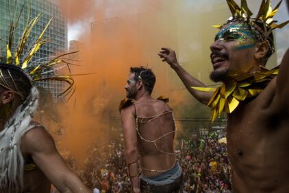 Brasile: nella capitale i festeggiamenti del Carnevale fra eccessi, musica e colori  12