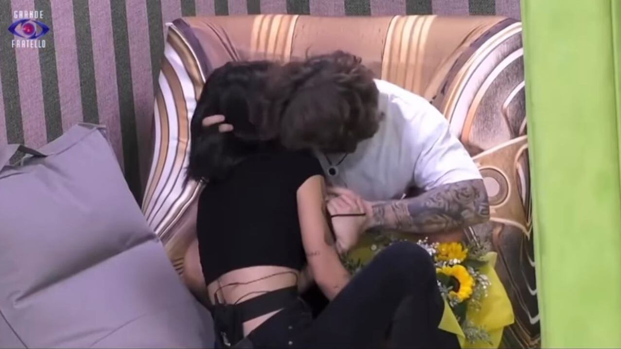“Mi fai impazzire". Scatta il bacio tra Paolo e Letizia al Grande Fratello 23