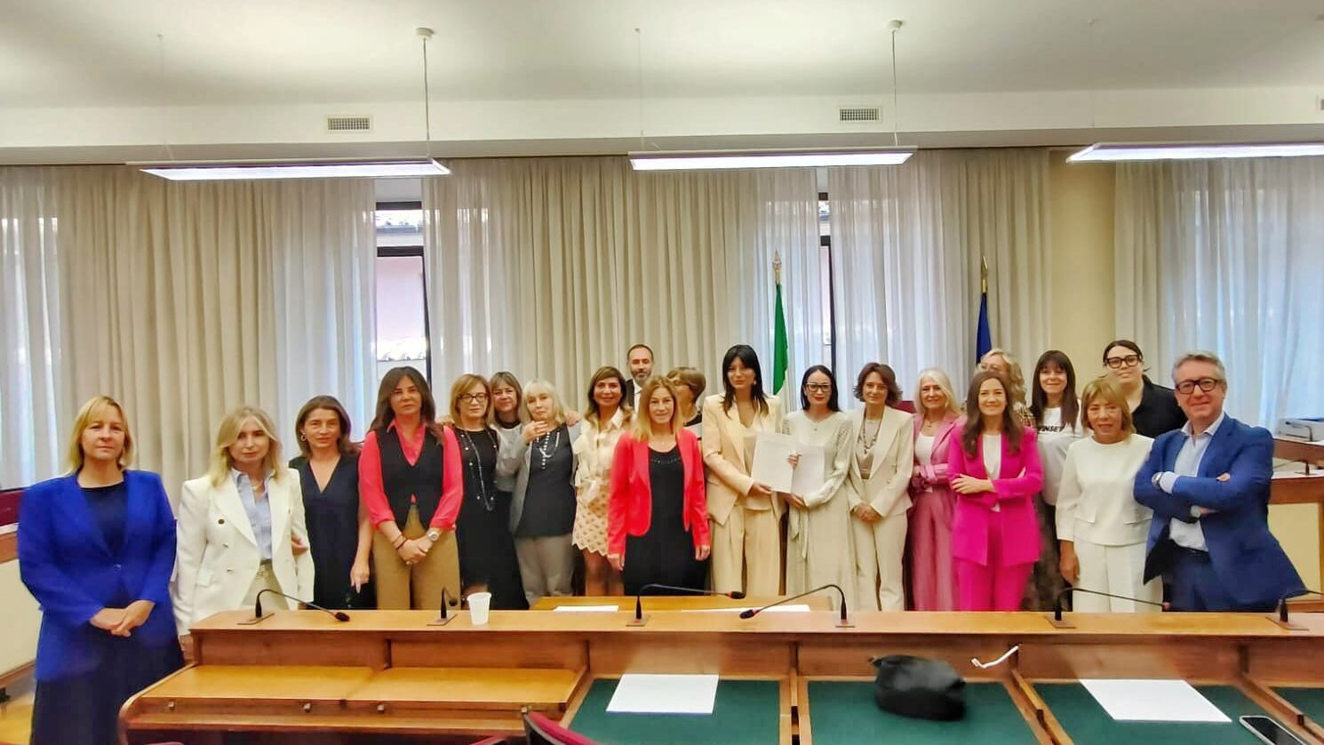 La commissione bicamerale di inchiesta sul femminicidio e violenza di genere approva all'unanimità la relazione sugli "orfani di femminicidio"
