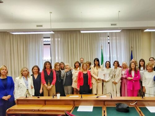 La commissione bicamerale di inchiesta sul femminicidio e violenza di genere approva all'unanimità la relazione sugli "orfani di femminicidio"