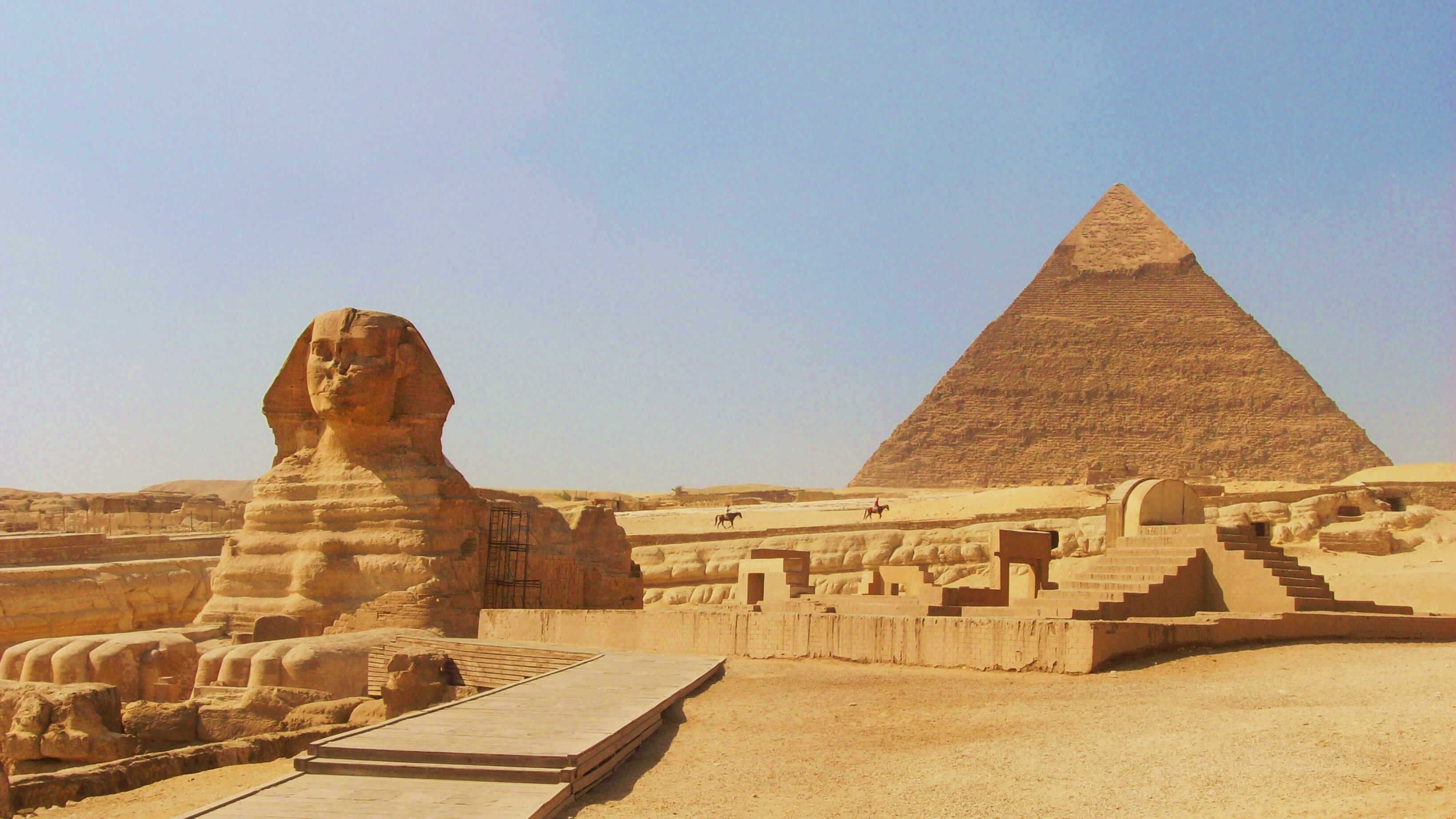 Sesso in cima a piramide di Cheope: il video virale scatena l'ira in Egitto