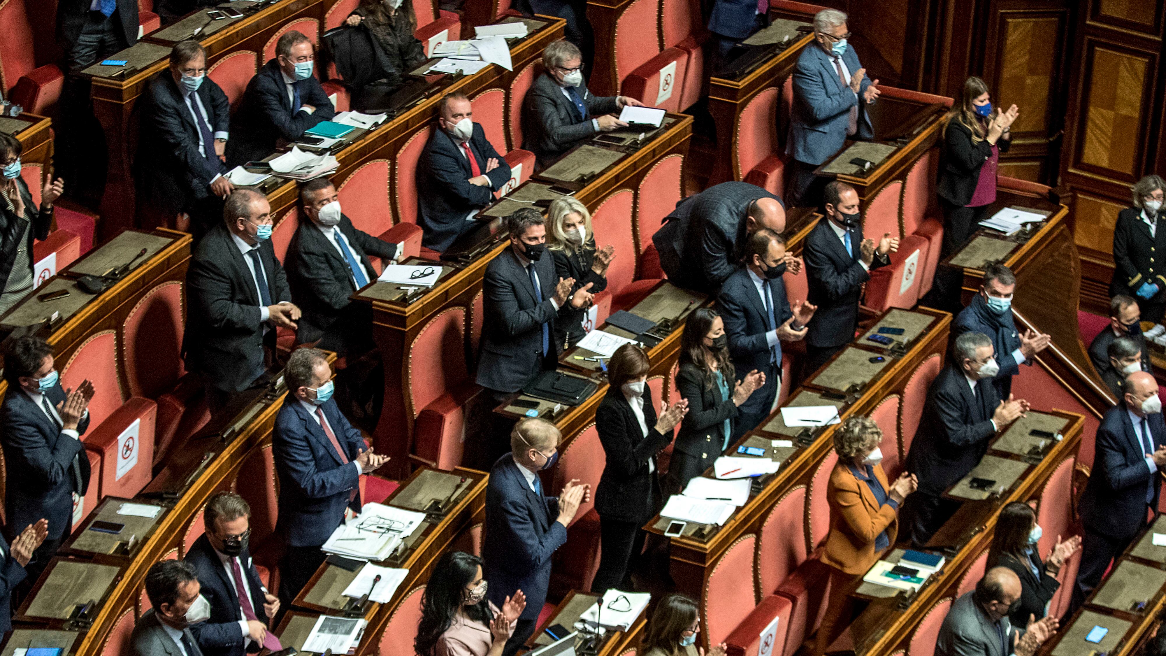 Draghi in aula: 'Grazie a Conte', e l'aula esplode: applausi e buu
