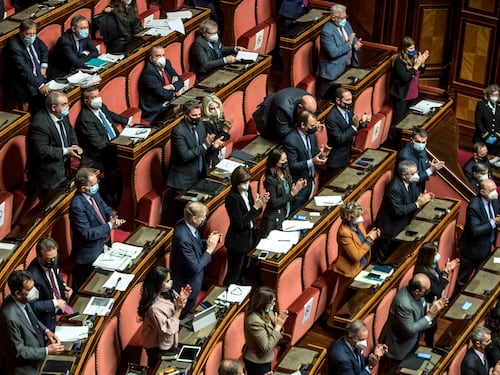 Draghi in aula: 'Grazie a Conte', e l'aula esplode: applausi e buu