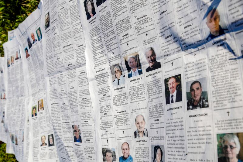 L'infinita lista di necrologi a Bergamo (La Presse)