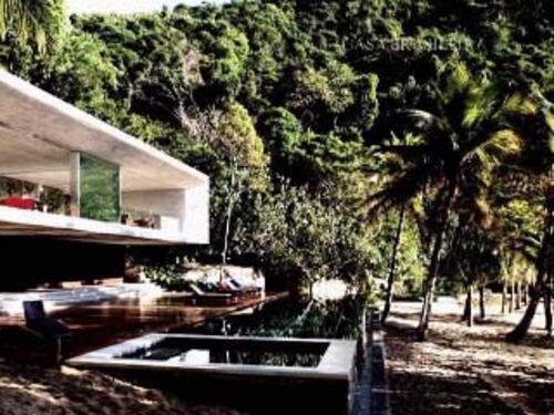 Kogan, architettura da film con legno, pietra e luce