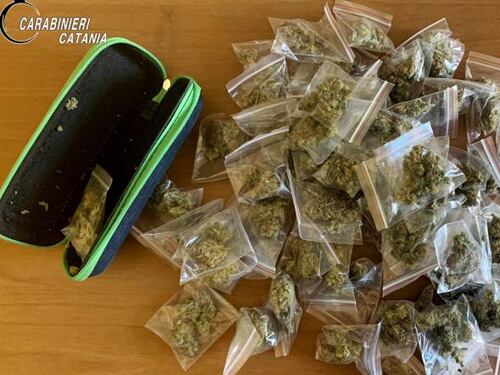 A spacciare droga con la figlia di 9 anni: arrestata coppia di pusher