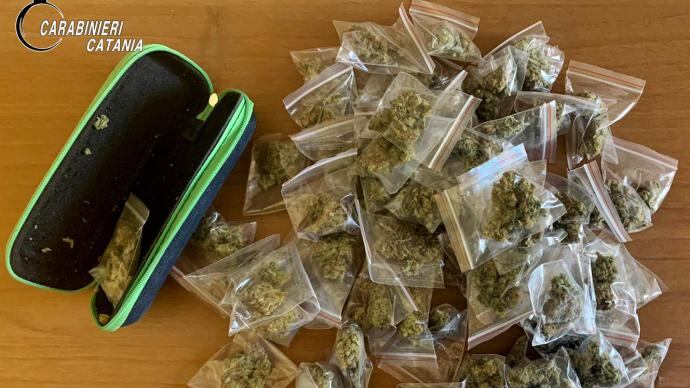A spacciare droga con la figlia di 9 anni: arrestata coppia di pusher