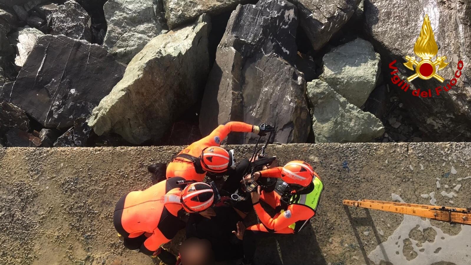 “Rischiare di non rientrare per la stupidità…”. Lo sfogo dei vigili del fuoco