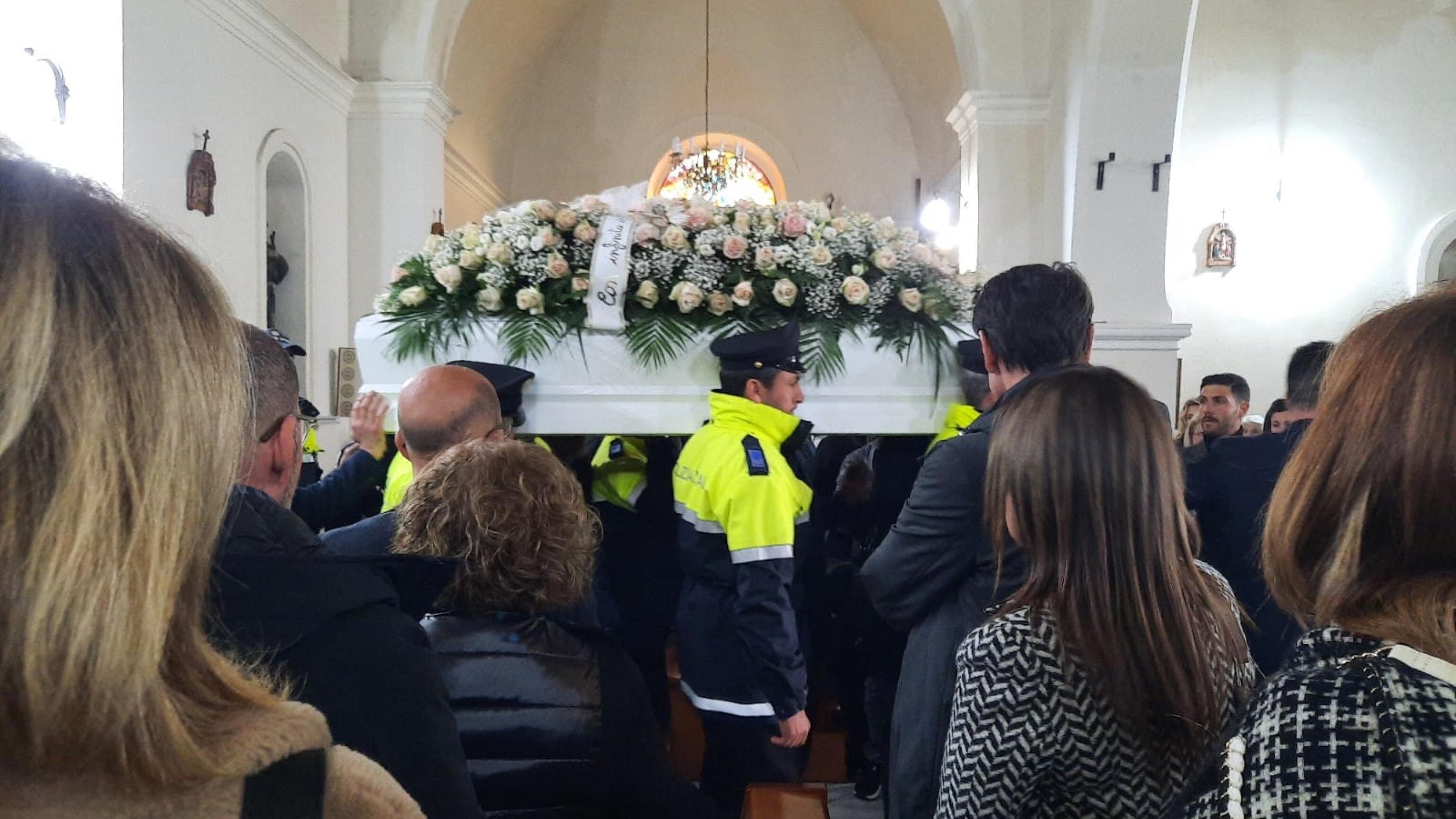 I palloncini bianchi e le lettere commosse. Addio a Chiara, uccisa a 13 anni dalla madre