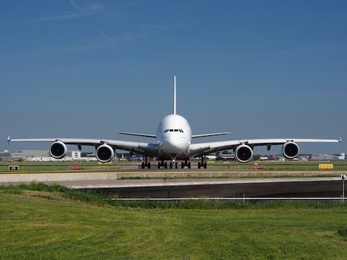 Ancora problemi all’aeroporto di Monaco, secondo incidente in 3 giorni: un A380 provoca danni all’impianto di illuminazione