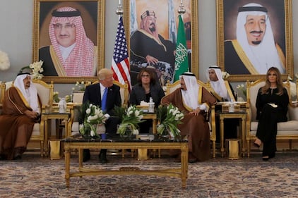 Melania Trump in Arabia Saudita senza il velo islamico 11