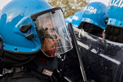 Intervento polizia per sgomberare i manifestanti no pass