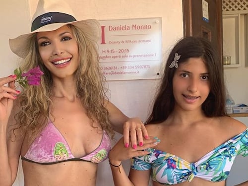 Ritocchino estetico per la figlia 14enne. Maria Monsè nella bufera: "I servizi sociali gliela tolgano"