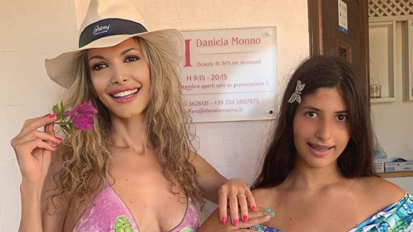 Ritocchino estetico per la figlia 14enne. Maria Monsè nella bufera: "I servizi sociali gliela tolgano"