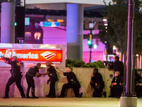 Cecchini sparano sulla polizia: cinque agenti uccisi a Dallas