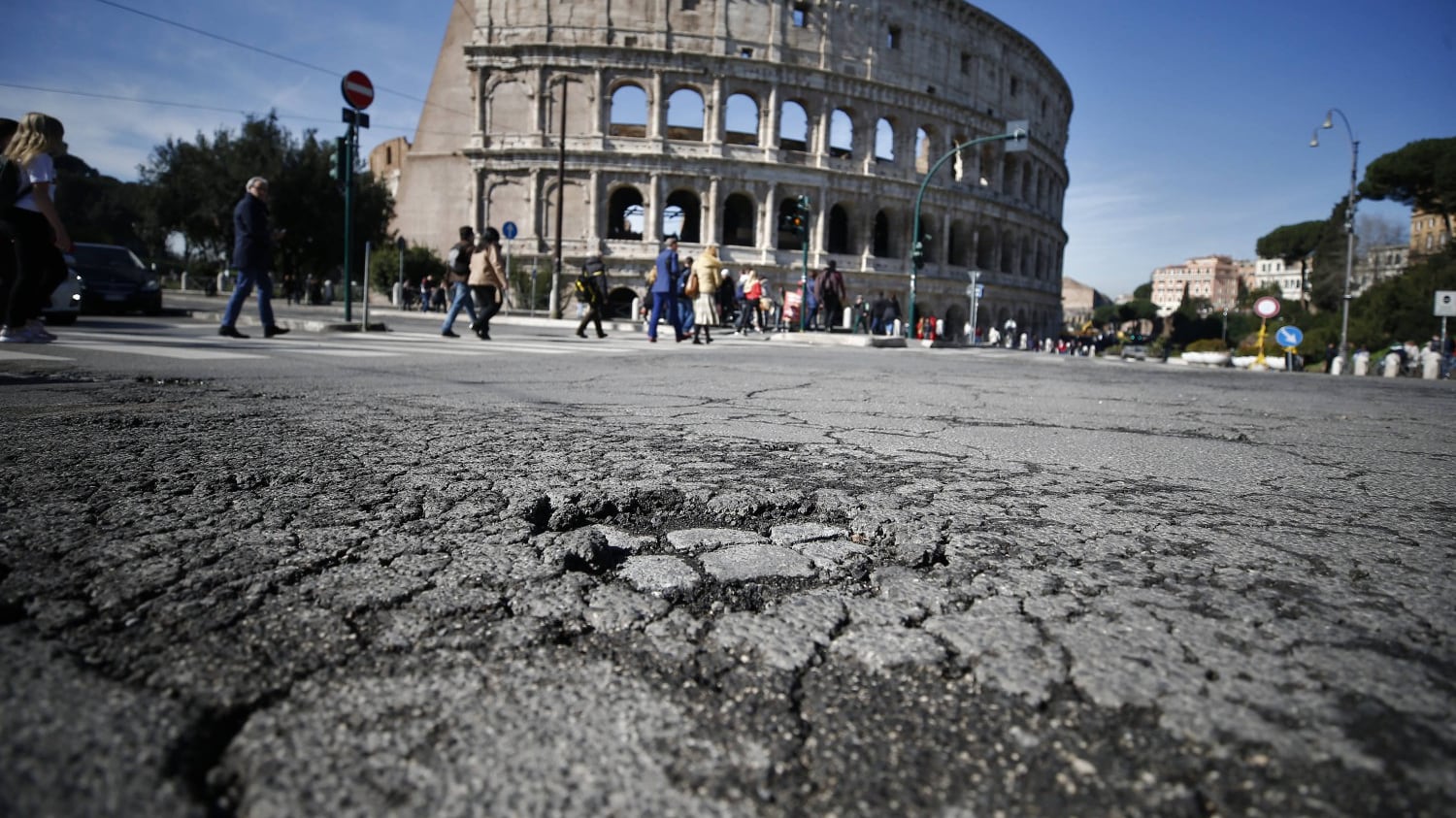 Buche, il piano del Comune non convince: "Da Raggi solo rattoppi"