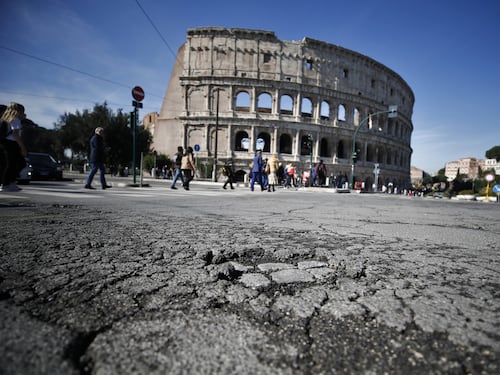 Buche, il piano del Comune non convince: "Da Raggi solo rattoppi"