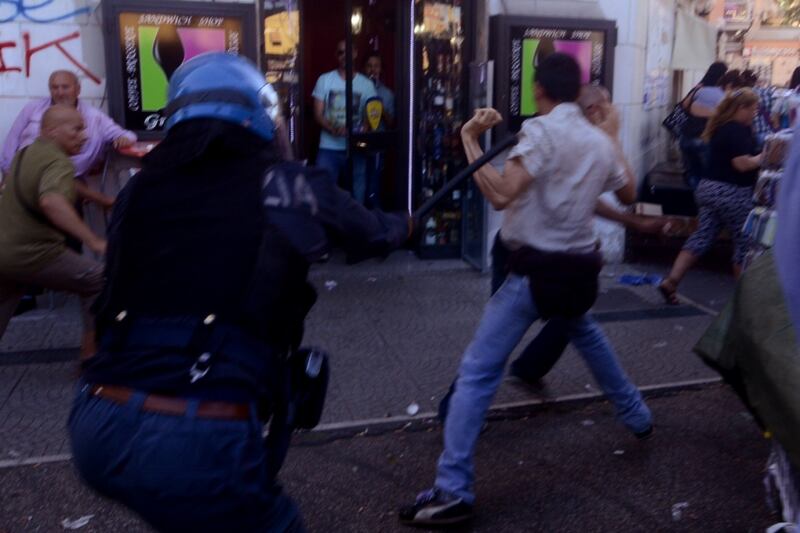 La polizia carica gli antagonisti 1