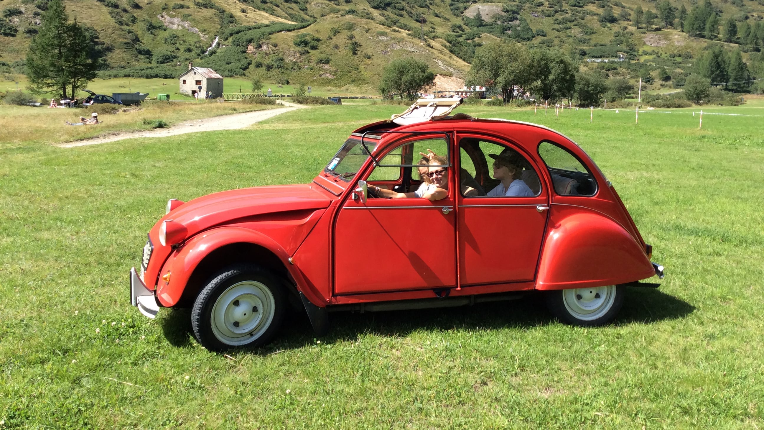Due auto all'incrocio: una il futuro l'ha visto, l'altra lo prometteva