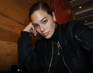 Ashley Graham sexy con gli occhiali 11
