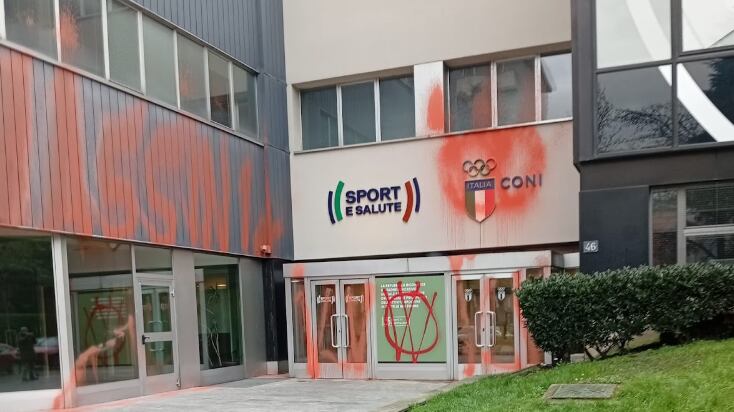 Sfregio alla Casa dello Sport: pareti imbrattate con la vernice rossa