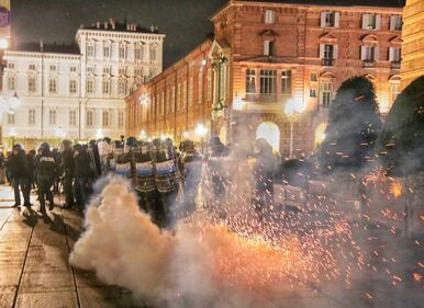 Alta tensione in piazza: disordini a Torino e Milano 6