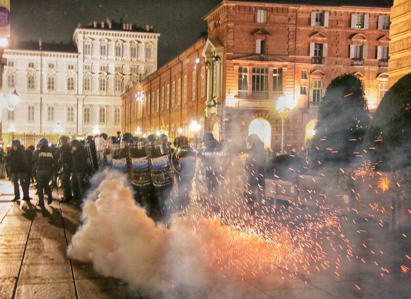 Alta tensione in piazza: disordini a Torino e Milano 6