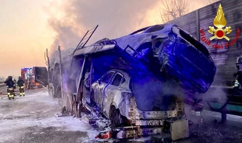 Inferno sulla A21 dove una bisarca ha preso fuoco 2