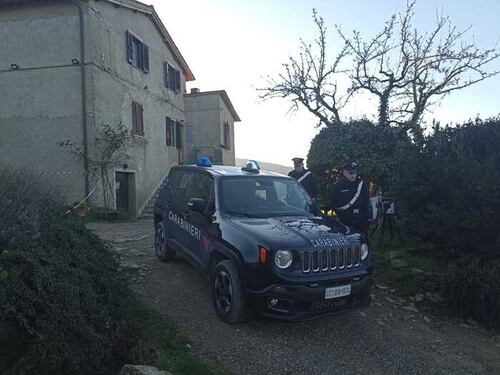 Gli distrugge casa con la ruspa, lui gli spara: lite tra vicini finisce in tragedia