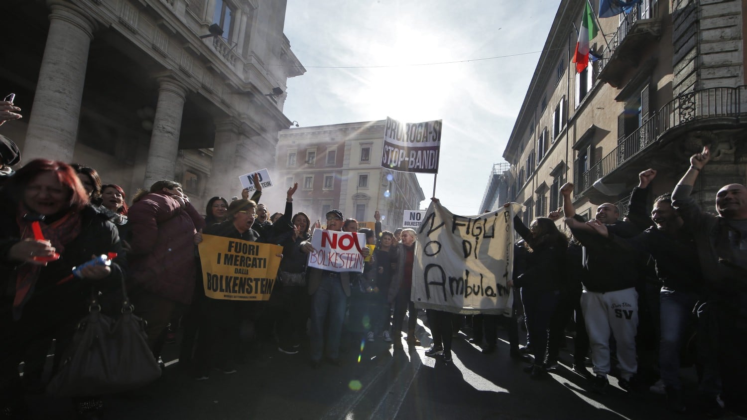 Raggi in piazza coi tassisti