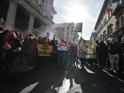 Raggi in piazza coi tassisti
