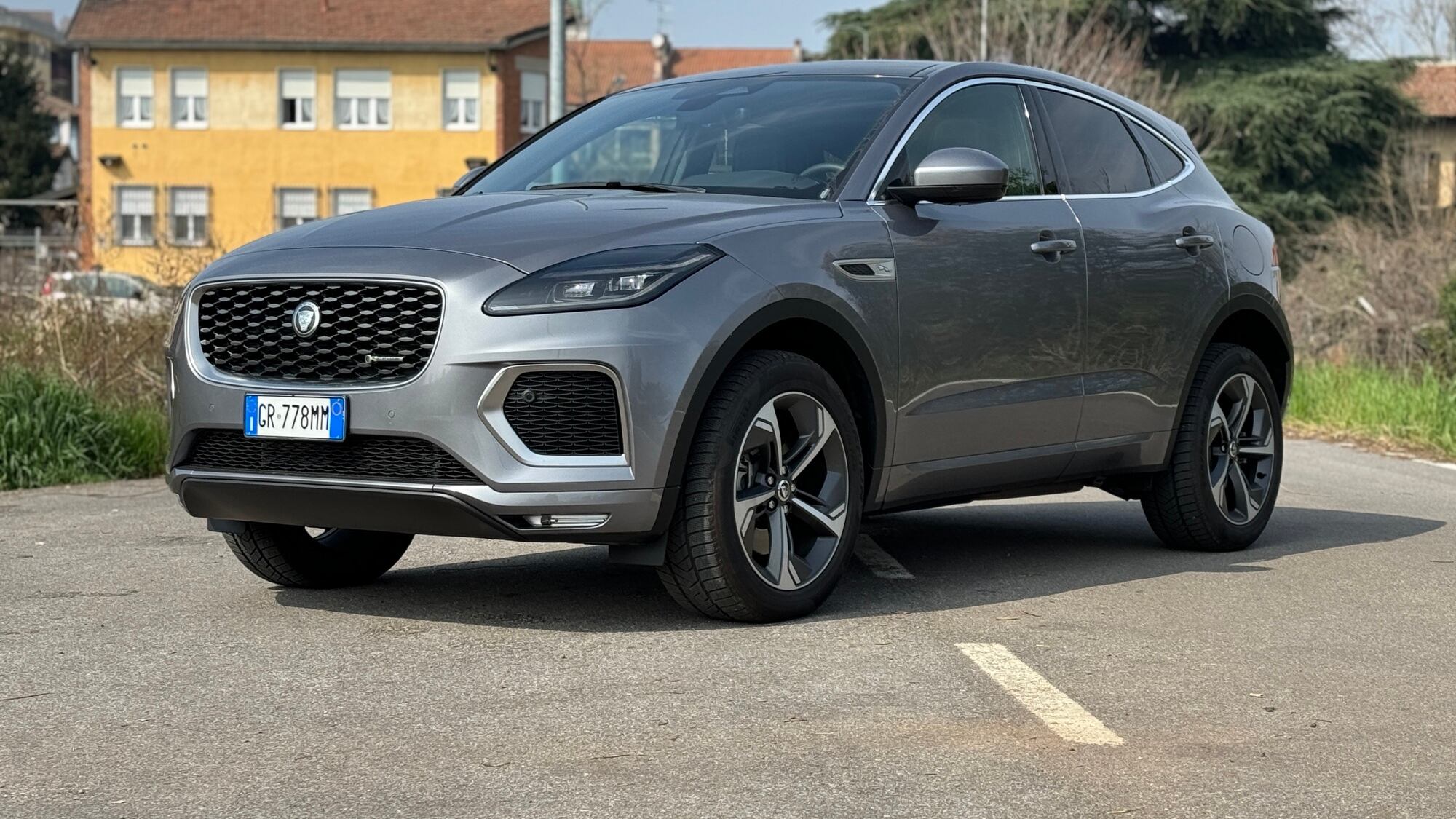 Jaguar E-Pace P300e AWD: ibrida plug-in confortevole e grintosa, con finiture premium