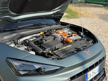 Cupra Leon Hybrid: guarda la gallery della sportiva elettrificata da 272 CV 9