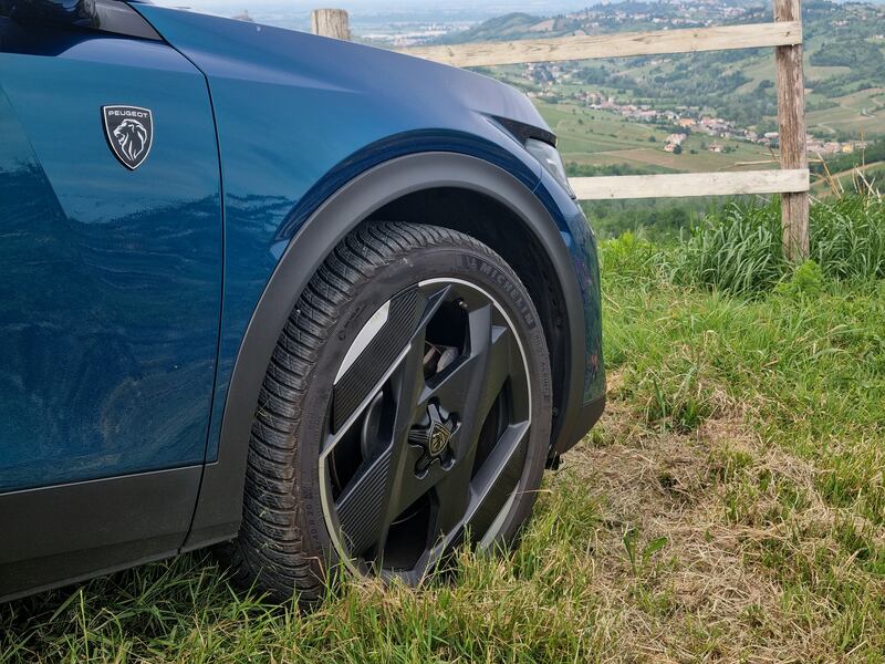 Peugeot 408, le foto del crossover “tuttofare” 17