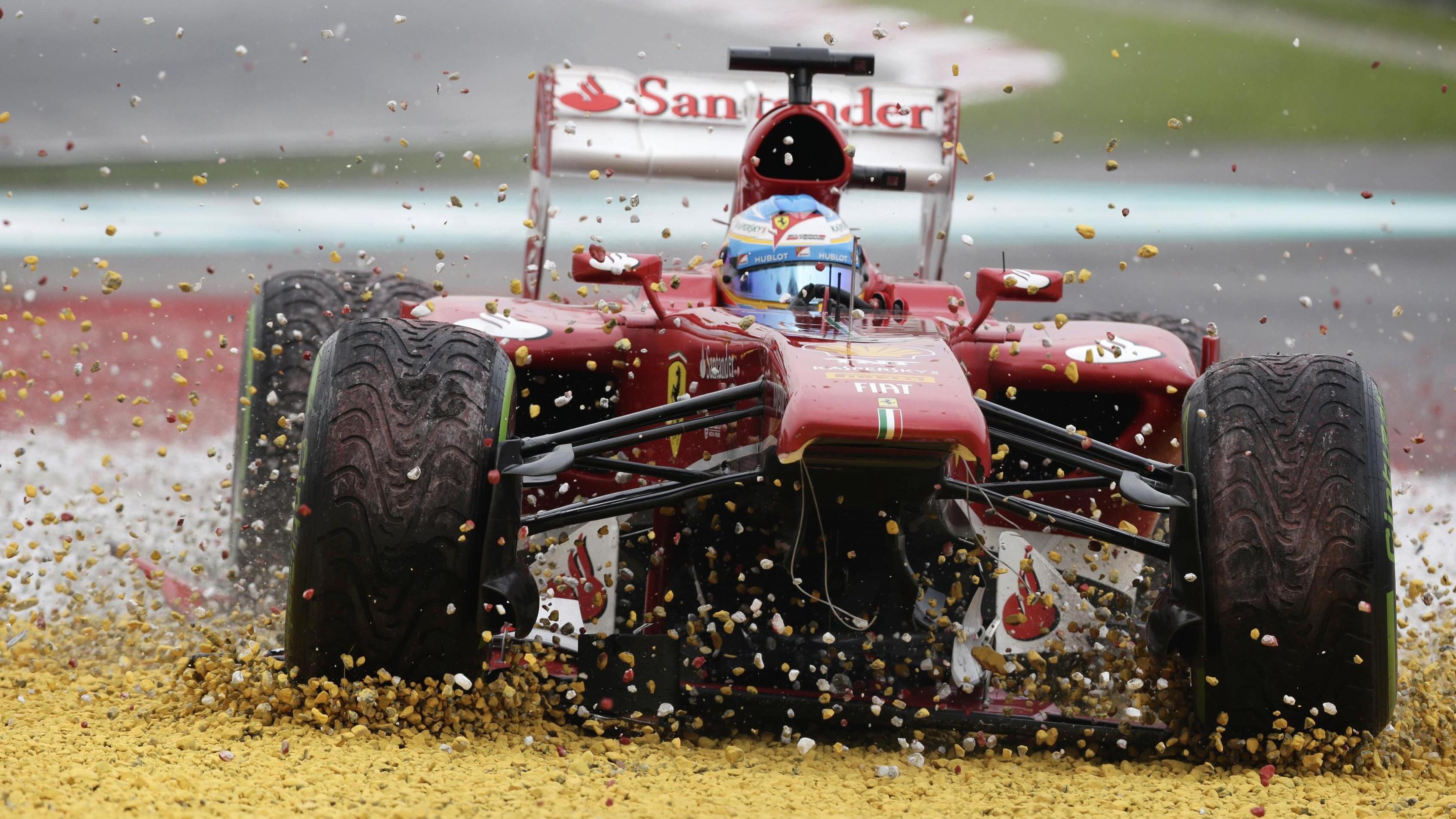 Alonso uomo solo nella sabbia, Vettel uomo solo al comando