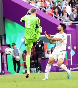 Il portiere del Galles espulso dopo un'uscita pericolosa 2