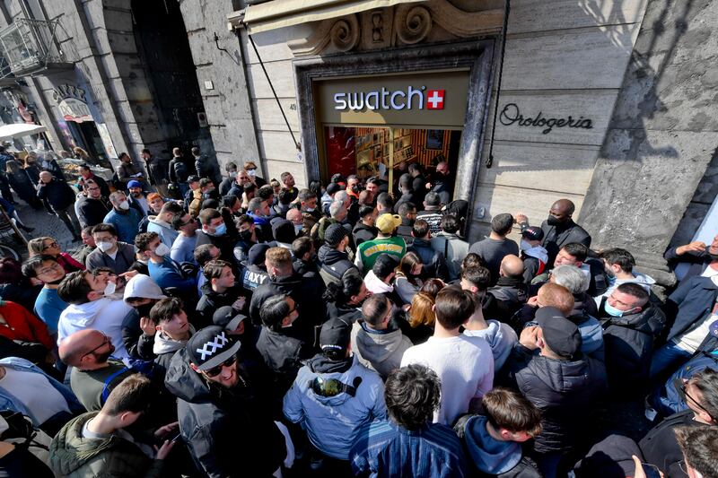 Lunghe code e delirio per l'ultimo Swatch