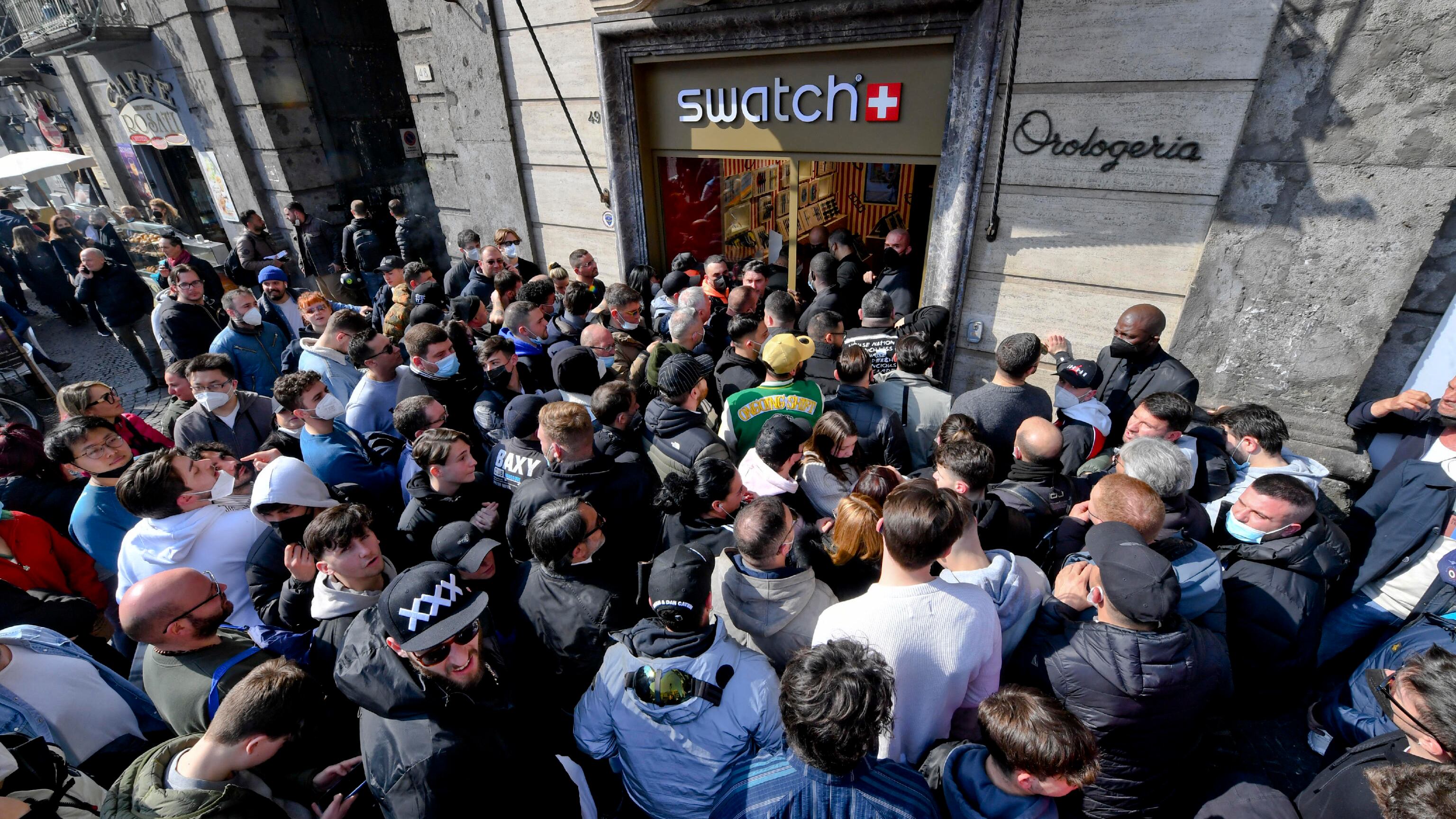 Lunghe code e delirio per l'ultimo Swatch