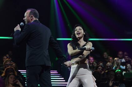 Anna Tatangelo, scollatura mozzafiato per i fan 10