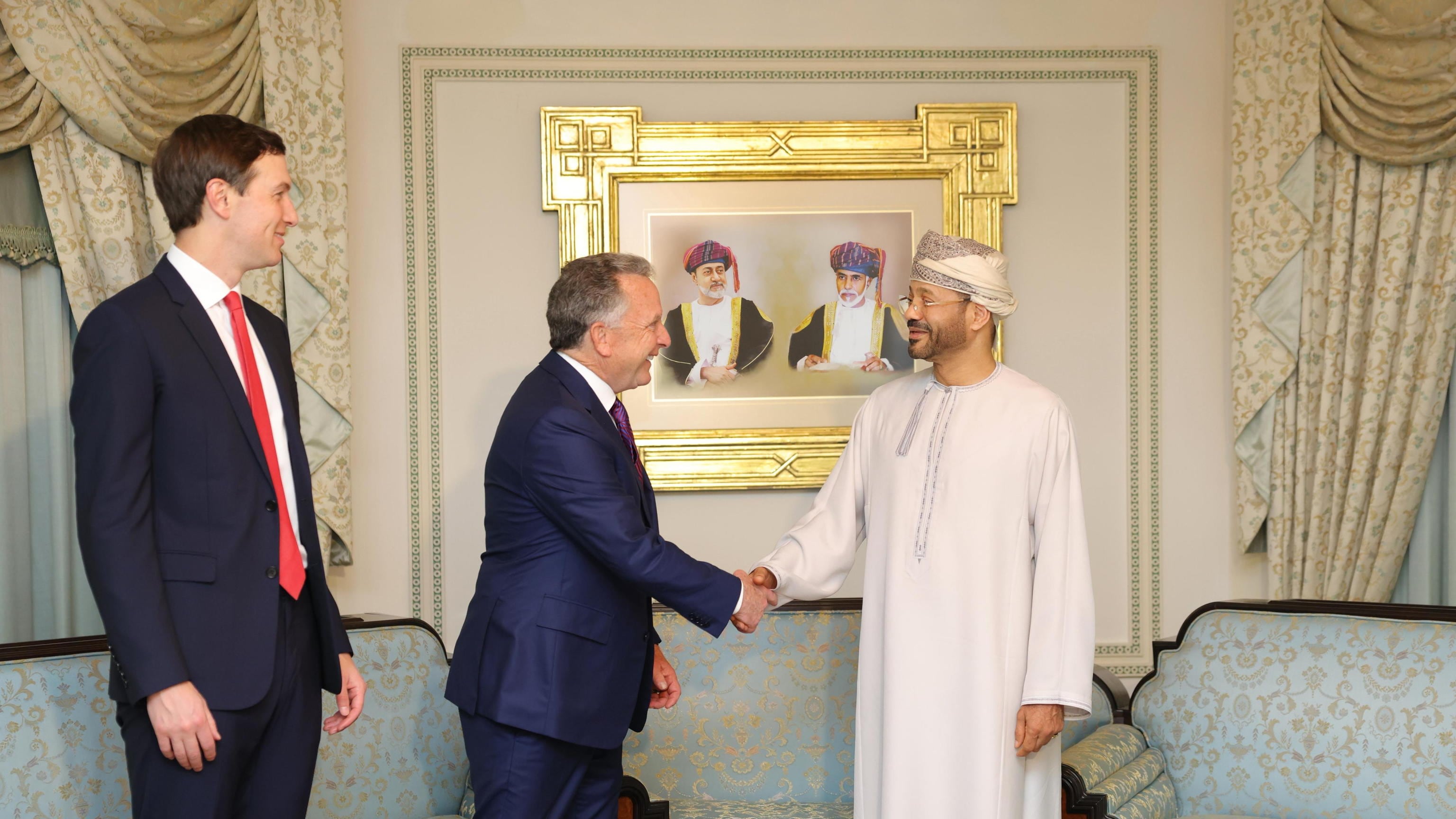 Segnali positivi dai colloqui in Oman: "Individuate aree di progresso". Washington: "Gli americani nel Paese se ne vadano immediatamente"