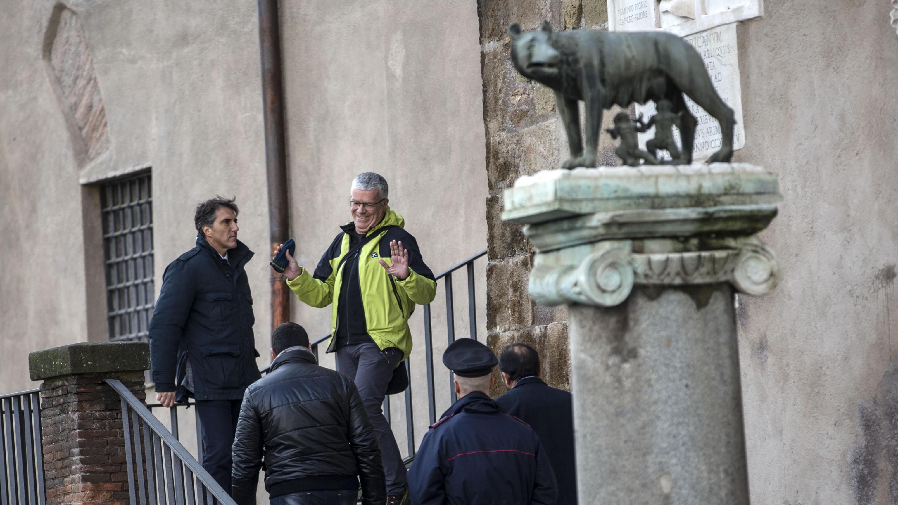 Ecco il tariffario dei politici "stipendiati" dalla cupola