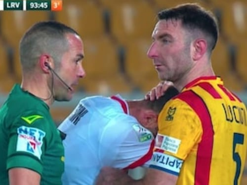 "Ma cosa c'entra mia madre?". Poi scoppia in lacrime in campo