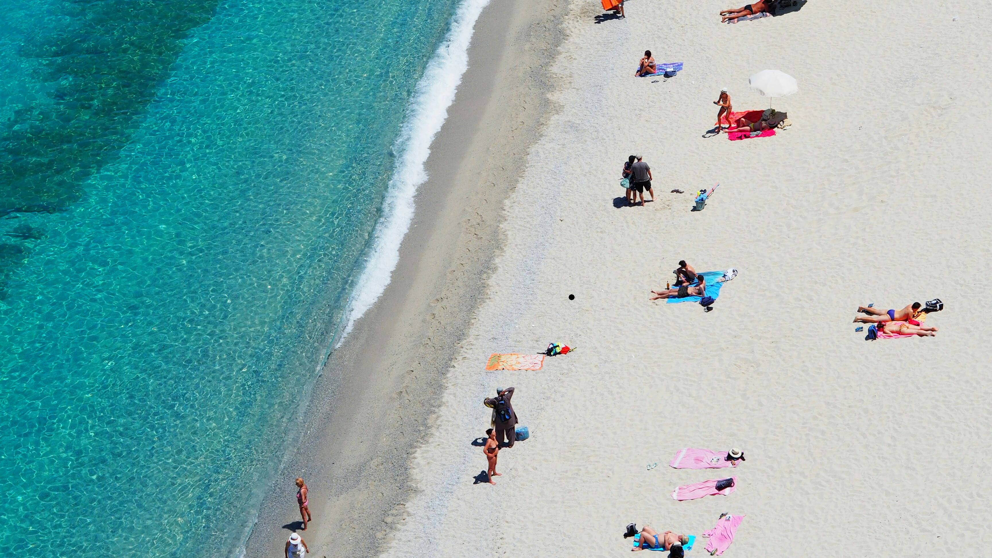 Sorpresi mentre fanno sesso sull’Isola: scatta la multa da 10 mila euro