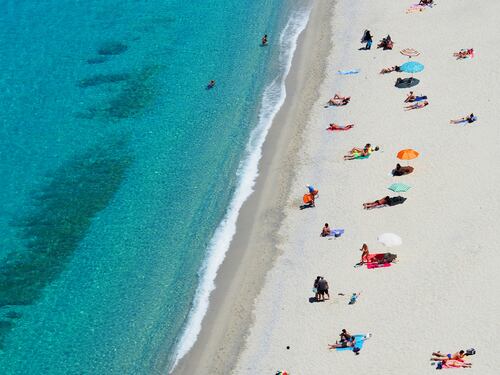 Ambulanti in spiaggia e mafiosi sullo yacht