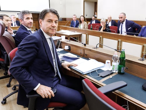 Conte inchiodato fa quattro autogol e accusa Meloni. Lei: “Ora la verità”
