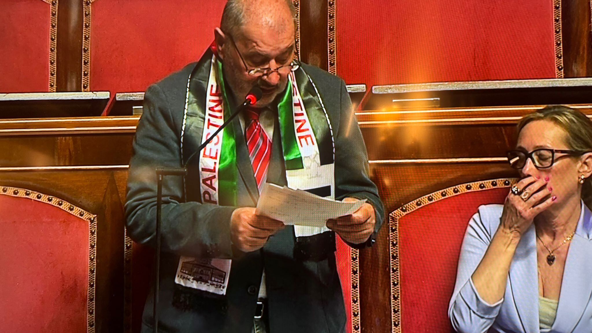 Un senatore della sinistra in Aula con la sciarpa dei palestinesi