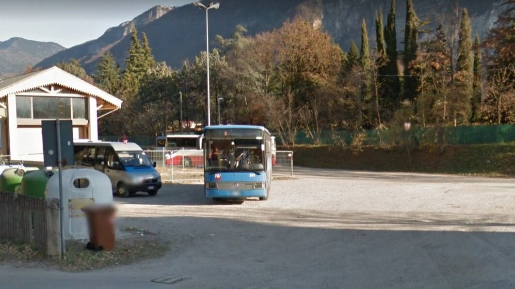 Ghanese danneggia un bus e aggredisce i carabinieri